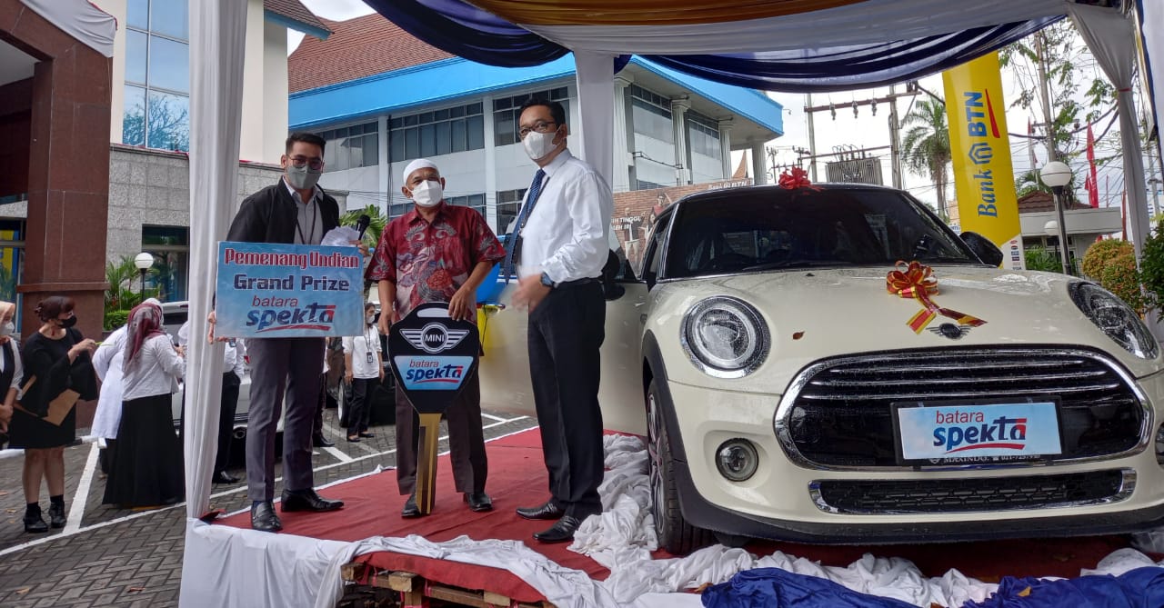 Amardi Fauzi, nasabah Tabungan Batara Spekta menerima hadiah mini cooper yang diserahkan oleh Branch Managar BTN Padang Yudha Andaka, (23/9/2021).