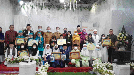 BERSEMANGAT: Para pemenang lomba Cerdas Al Quran foto bersama usai menerima hadiah, kemarin (30/8).(IST)