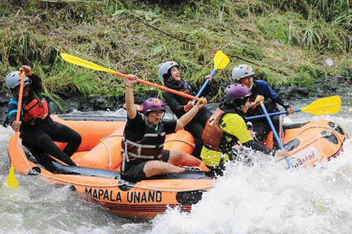 ALIRAN arung jeram di Nagari Padangtarok, Kabupaten Agam, membuat adrenalin pengunjung meningkat.(IST)