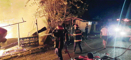 MEMBARA: Petugas Damkar Kota Padang berupaya memadamkan api yang membakar rumah di Jalan Tarantang, Kampuang Jua, RT 02 RW 03 Kelurahan Tarantang, Kamis dini hari (23/9).(IST)