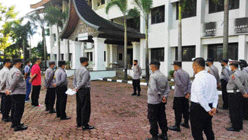APEL GORO: Apel pasukan sebelum goro membersihkan Kantor LKAAM Sumbar, Rabu (15/9) lalu.(IST)