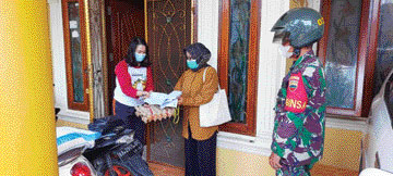SEMBAKO: Aparatur Kelurahan Kuranji didampingi Babinsa menyerahkan bantuan sembako kepada warga.(IST)