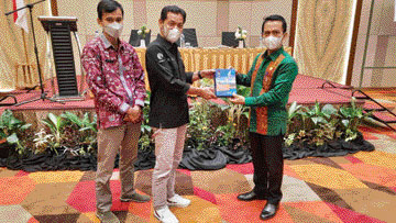 SATU DATA: Kepala Diskominfo Padang Rudy Rinaldy menyerahkan buku Padang Dalam Angka tahun 2021 kepada Plh Sekko Edi Hasymi, kemarin.(IST)