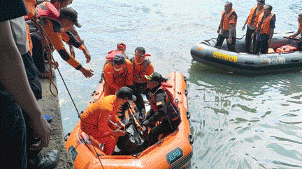 EVAKUASI: Tim SAR gabungan saat mengevakuasi jasad korban yang hilang terseret ombak di Pantai Purus, Sabtu (11/9).(IST)