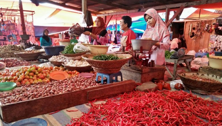 MASIH NORMAL: Aktivitas pedagang di pasar tradisional Lubukbasung beberapa waktu lalu. Harga Sembako saat ini masih terpantau stabil.(IST)