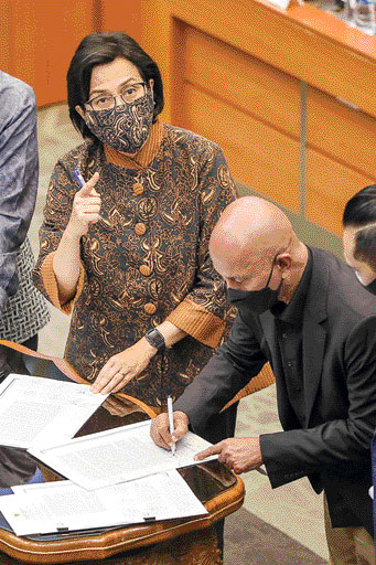 Menteri Keuangan Sri Mulyani Indrawati bersama Ketua Badan Anggaran Said Abdullah (dua dari kanan)  saat rapat kerja di Gedung Nusantara II, Senayan, Jakarta, Selasa (28/9/21). Badan Anggaran (Banggar) DPR RI dan pemerintah menyepakati asumsi dasar ekonom