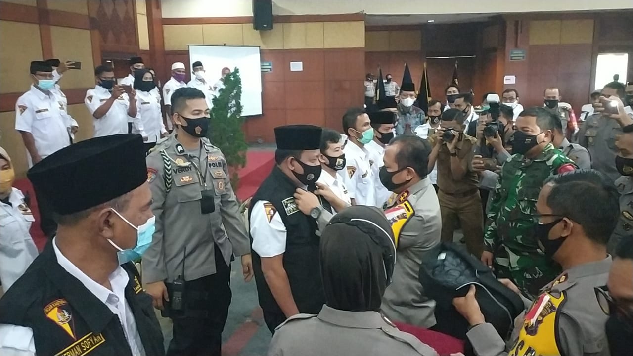 DIKUKUHKAN: Irjen Pol Toni Harmanto didampingi Kapolres Payakumbuh mengukuhkan YB Dt Parmato Alam sebagai Ketum Pokdar Kamtibmas Payakumbuh. Di Payakumbuh juga sudah terbentuk pengurus Pokdar Kamtibmas di tingkat kecamatan dan kota, setelah pengukuhan ini