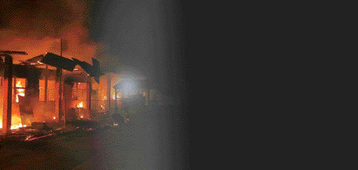 LUDES TERBAKAR: Kobaran api membakar beberapa ruangan yang ada di Ponpes Nurul Iman. (atas) personel kepolisian, damkar dan masyarakat bahu membahu memadamkan api.(IST)