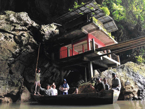 POTENSI BESAR: Kepala Dinas Kehutanan Sumbar Yozarwardi Usama Putra beserta tim meninjau Goa Simarasok yang masuk dalam kawasan perhutanan sosial di kawasan setempat. Goa Simarasok memiliki potensi wisata menjanjikan jika dikelola dengan baik.(SY/RIDWAN)