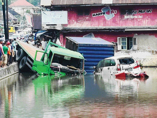 NIHIL KORBAN JIWA: Truk tronton penyebab kecelakaan beruntun bersama mobil Avanza ikut terseret masuk kolam pascakecelakaan di Jalan Raya Bukittinggi-Padang, persisnya di Jorong Sungaibuluah, Nagari Cingkariang, Kecamatan Banuhampu, Kabupaten Agam, Sabtu
