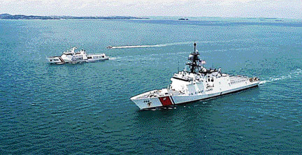 PATROLI: Kapal Patroli Bakamla RI (Indonesia Coast Guard) KN. Pulau Dana 323 melaksanakan Passing Exercise dengan Kapal Coast Guard Amerika Serikat USCGC Munro 755, Senin (20/9).(IST)