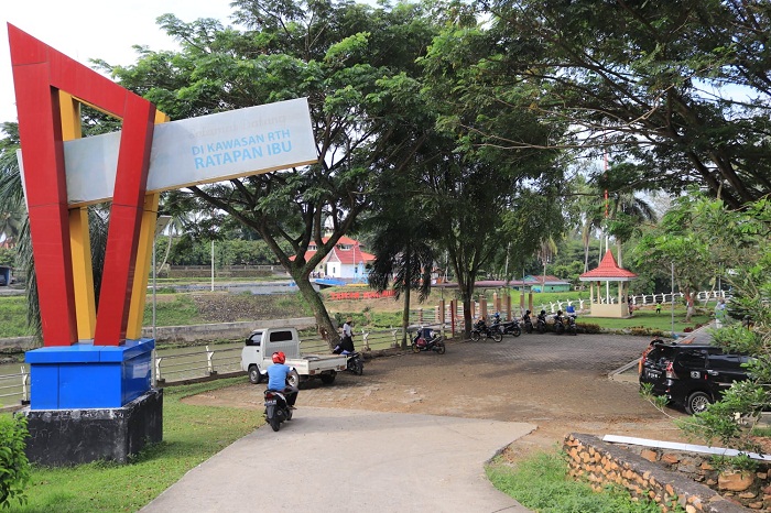 BUTUH SENTUHAN: RTH Ibuah yang berada di pinggir Batang Agam, diharapkan mendapat perhatian dari dinas terkait, terutama soal wahana bermain anak. Mengingat, daerah ini merupakan destinasi wisata Kawasan Geopark Jembatan Ratapan Ibu yang kian ramai dikunj