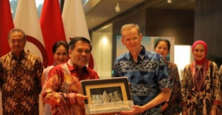 PROMOSI: Dubes Djauhari Oratmangun (kiri) di gelaran One Day in Wonderful Indonesia bertempat di kantor AIIB, Beijing, Jumat (24/9).(KBRI BEIJING)