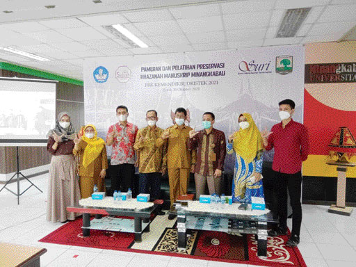 PAMERAN: Kepala BPNB Sumbar Undri, Kasi Kesenian dan Diplomasi Budaya Dinas Kebudayaan Sumbar Viveri Yudi, Kepala UPT Perpustakaan Unand Yasir, Ketua Komunitas Suluah Padang Chairullah dengan peserta pameran dan pelatihan.(IST)