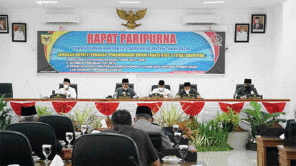 JAWABAN: Bupati Tanahdatar Eka Putra memberikan jawaban pertanyaan fraksi dalam paripurna, Rabu (13/10).(IST)