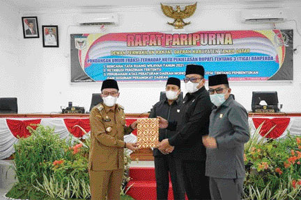 PERTANYAAN FRAKSI: Penyerahan berita acara dalam sidang paripurna dengan agenda penyampaian pandangan fraksi-fraksi terhadap tiga ranperda.(IST)