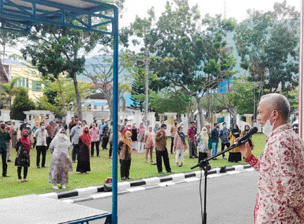 UPACARA: Sekkab Pesisir Selatan Mawardi Roska, memimpin apel perdana Kamis (7/10) di halaman kantor Bupati Pessel.(IST)
