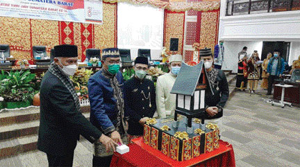 PERESMIAN: Pimpinan DPRD Sumbar bersama Gubernur Sumbar meresmikan aplikasi Kube dan Asik pada 1 Oktober.(HUMAS DPRD SUMBAR)