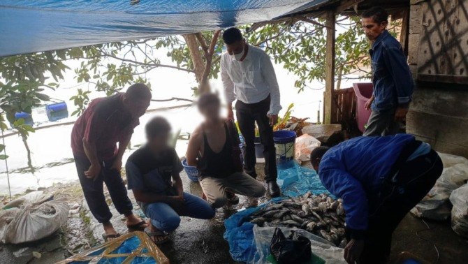 CEK BARANG BUKTI: Unit Reskrim Polsek Tanjungraya mengamankan 2 orang warga terduga pelaku pencurian ikan milik Yuheri, 53, warga Mukojalan, Tanjungsani, kemarin.(IST)