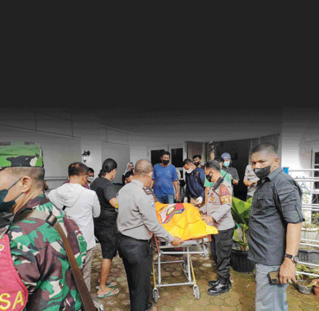 KORBAN PERAMPOKAN: Jenazah korban perampokan dievakuasi aparat kepolisian dari rumahnya, di Jalan Kelok, Belimbing Raya RT 08 RW 3 Kelurahan Kuranji, Kota Padang, kemarin (24/10). (Atas) petugas melakukan olah tempat kejadian peristiwa di rumah korban.(IN