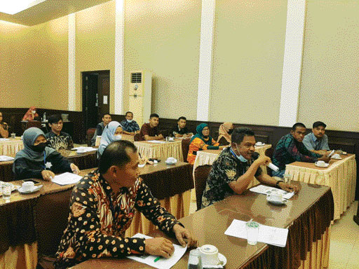 OLAH GAMBIR: Suasana Bimtek Diversifikasi Produk Gambir yang digelar Disperindag Sumbar dan Prodi Teknologi Industri Pertanian Unand.(IST)