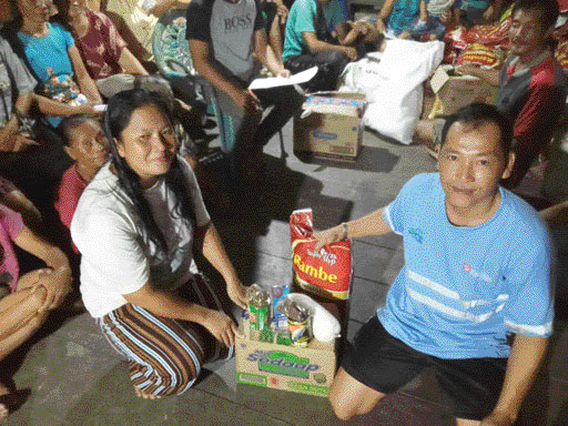 BANTUAN: Penyerahan bantuan pangan kepada masyarakat di Desa Sigapokna oleh tim BPBD Kepulauan Mentawai untuk warga Desa Sigapokna.(IST)