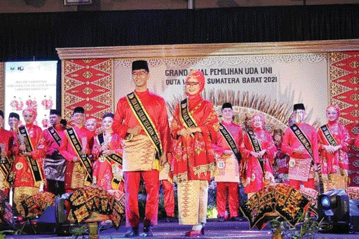 Sebanyak 16 konstestan perwakilan kota/kabupaten bersaing pada malam puncak grand final pemilihan Uda-Uni Sumbar 2021 yang berlangsung, Jumat (6/11) malam.(IST)