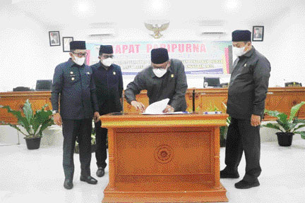 PENGESAHAN: Ketua DPRD Tanahdatar menandatangani berita acara sidang paripurna pengesahan APBD Tanahdatar tahun 2022.(IST)