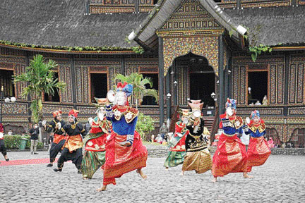 Rekor Muri tari piring terbanyak di Indonesia dan dunia dipecahkan oleh Tanahdatar saat gelaran Festival Pesona Budaya Minangkabau yang digelar Sabtu (13/11).(IST)