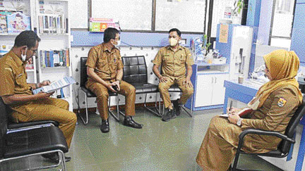 PERSIAPAN: Rapat persiapan penilaian PPID yang dipimpin langsung oleh Plt Kepala Dinas Kominfo Kota Pariaman, Adi Junaidi, Senin (1/11).(IST)
