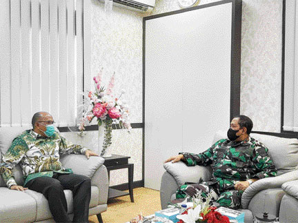 KUNJUNGAN: Ketua DPRD Sumbar Supardi menyambut kedatangan Danlantamal II Laksamana Pertama TNI Endra Sulistiyono, Kamis (11/11) saat berkunjung ke DPRD Sumbar.(IST)