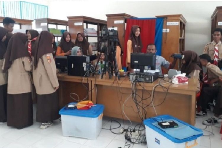 PEREKAMAN: Disdukcapil Agam melakukan perekaman e-KTP pelajar di SMAN 1 Banuhampu, Sabtu (27/11). Ini merupakan bagian dari memaksimalkan pelayanan instansi tersebut kepada para pelajar.(IST)