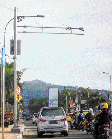 MELINTAS: Sejumlah kendaraan melintasi traffic light pertigaan depan gedung Bank Indonesia. Pengendara diminta mematuhi aturan lalu lintas karena Satlantas Polresta Padang telah menerapkan e-tilang di Kota Padang.(SY RIDWAN/PADEK)