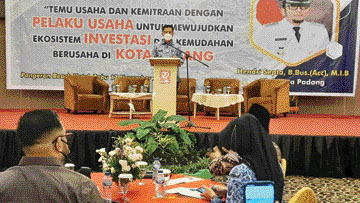 ARAHAN: Pj Sekko Padang Arfian memberi arahan sekaligus membuka kegiatan temu usaha dan kemitraan dengan pelaku usaha, Rabu (17/11).(IST)