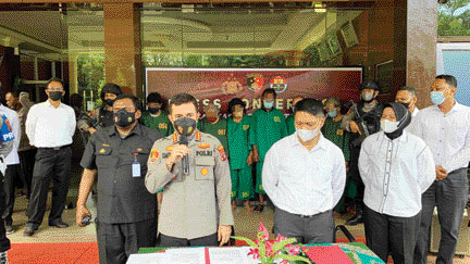 UNGKAP KASUS: Kapolresta Padang Kombes Pol Imran Amir didampingi Kasat Reskrim Kompol Rico Fernanda memaparkan pengungkapan kasus kekerasan seksual yang terjadi di Kota Padang bertempat di Mapolresta Padang, kemarin (22/11).(IST)