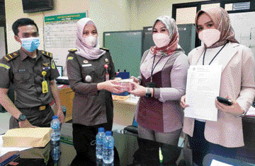 KEMBALIKAN UANG NEGARA: Kejari Padang melalui Subsi Penuntutan dan Eksaminasi menyerahkan uang negara kepada BNI.(IST)