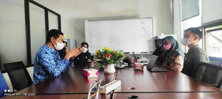 BERBINCANG: Kepala Diskominfo Padang Rudy Rinaldy tengah berbincang dengan tim BSSN terkait IT Security Assesment.(IST)