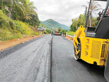 DIKEBUT: Proses pengaspalan jalan Teluk Bayur-Nipah. Jalan alternatif ini terus dikebut pengerjaannya agar bisa segera dimanfaatkan oleh masyarakat.(ZETRIZAL/PADEK)