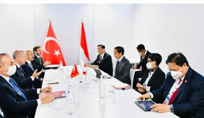 BERKUNJUNG KE INDONESIA: Presiden Jokowi dalam pertemuan bilateral dengan Presiden Turki Recep Tayyip Erdogan di La Nuvola, Roma, Italia, Sabtu (30/10).(BPMI)