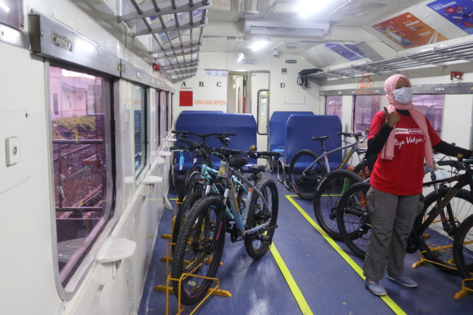 Salah seorang penumpang tengah berswafoto di Gerbong Khusus untuk Sepeda di KA Sibinuang.(Humas PT KAI Drive II for Padek)