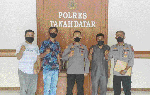 KOMPAK: Wakapolres Kompol Eridal bersama Direktur Padang Ekspres Online Heri Sugiarto dan Kasubag Humas AKP Desfiarta dan Ketua PWI Tanahdatar Mustafa Akmal foto bersama.(IST)