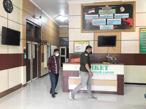 TERSANGKUT KASUS: Kepala Dinas Kesehatan (Kadinkes) Payakumbuh Bakhrizal sewaktu menjalani pemeriksaan di Kejari Payakumbuh, kemarin.(IST)