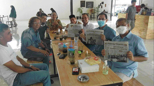 SUPPORT PENUH: Direktur Padek Mhd Nazir Fahmi dan EVP and CAO Paragon Miftahuddin Amin, serta lainnya memperlihatkan Laman Guru di INS Kayutanam, Sabtu (27/11) siang.(IST)