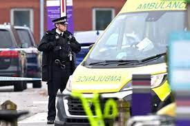 SIAGA: Seorang petugas kepolisian berjaga di dekat lokasi ledakan mobil di luar Rumah Sakit Wanita Liverpool, Inggris, Senin (15/11).(SIAGA: Seorang petugas kepolisian berjaga di dekat lokasi ledakan mobil di luar Rumah Sakit Wanita Liverpool, Inggris, Se