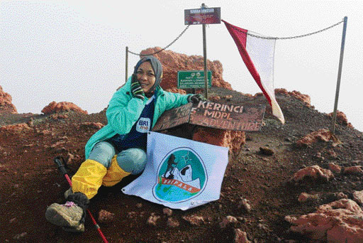 PETUALANG: Srirahayu Eka Yudaningsih sewaktu menaklukan Gunung Kerinci, Jambi.(IST)