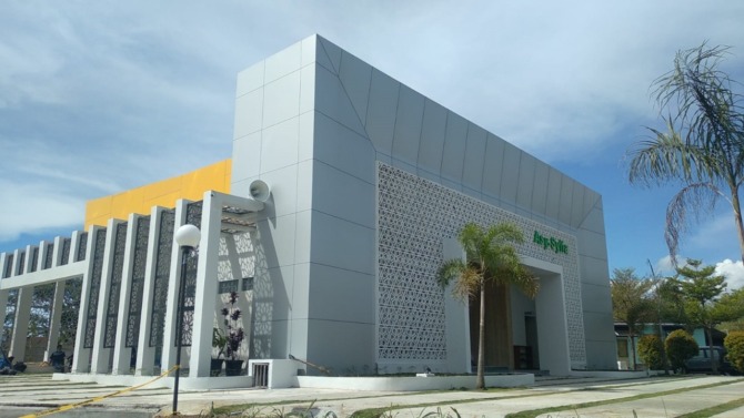 Masjid Asy-syifa dibangun menyerupai SPH yang anti mainstream. material dan warna yang digunakan mirip dengan yang dipakai di SPH.