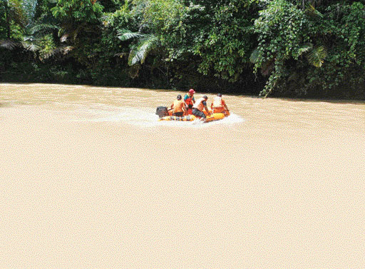 BELUM DITEMUKAN: Tim BPBD dibantu TNI, personel kepolisian menyisiri Batang Momong, mencari warga setempat yang hanyut, Selasa (2/11).(IST)