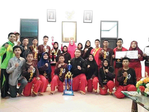 BIKING BANGGA: Siswa berprestasi MTs Muhammadiyah Lakitan memperlihatkan gelar juara.(IST)