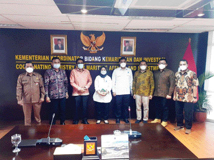 PERTEMUAN: Wali Kota Padang Hendri Septa, Asisten II Endrizal, Kepala DLH Padang Mairizon saat pertemuan di Kemenko Marves, Senin (6/12).(IST)