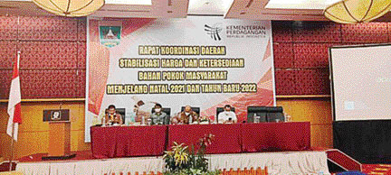 RAKOR: Kepala Dinas Perindustrian dan Perdagangan Sumbar, Asben Hendri, Kabid Perdagangan, Ridonal, dan narsum lainnya saat rakor stabilisasi harga di Padang, Selasa (30/11).(IST)